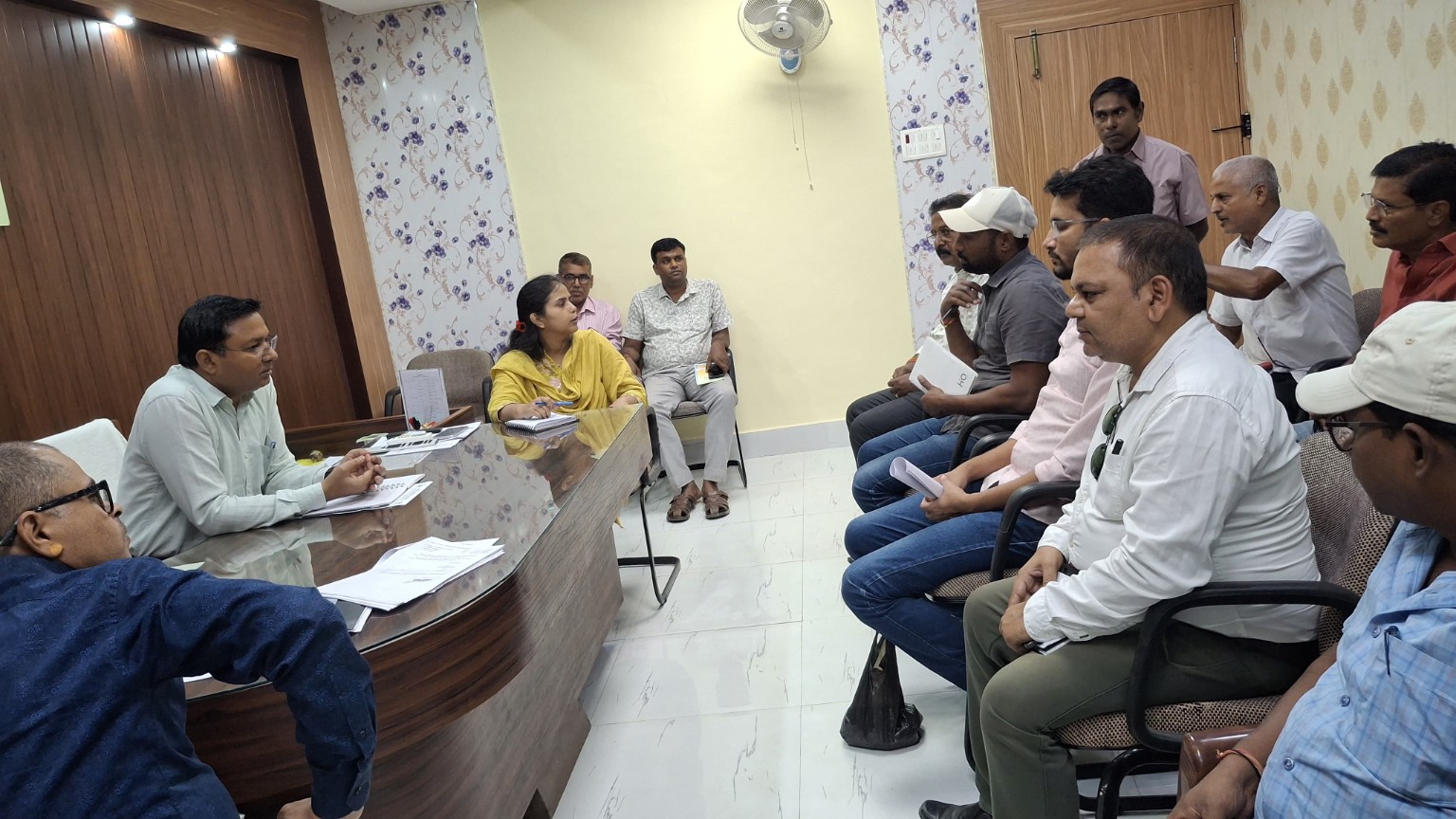 सुपौल में सड़क निर्माण में प्लास्टिक कचरे के उपयोग पर जोर, पांच इकाइयों से सामग्री लेने के निर्देश