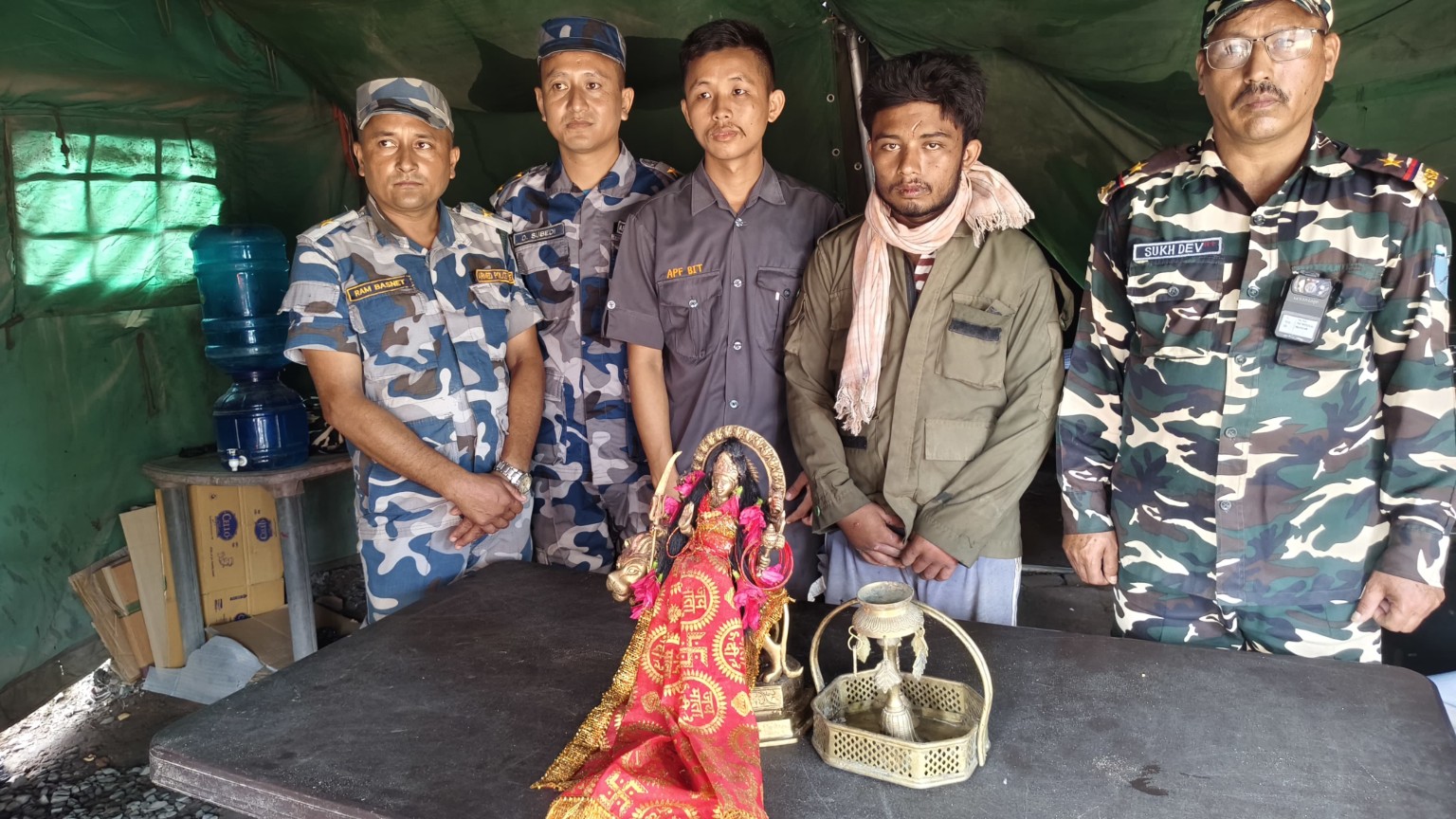 जोगबनी सीमा पर बरामद देवी प्रतिमा के साथ सीमा सुरक्षा कर्मी और नेपाल APF से जुड़े कर्मी।