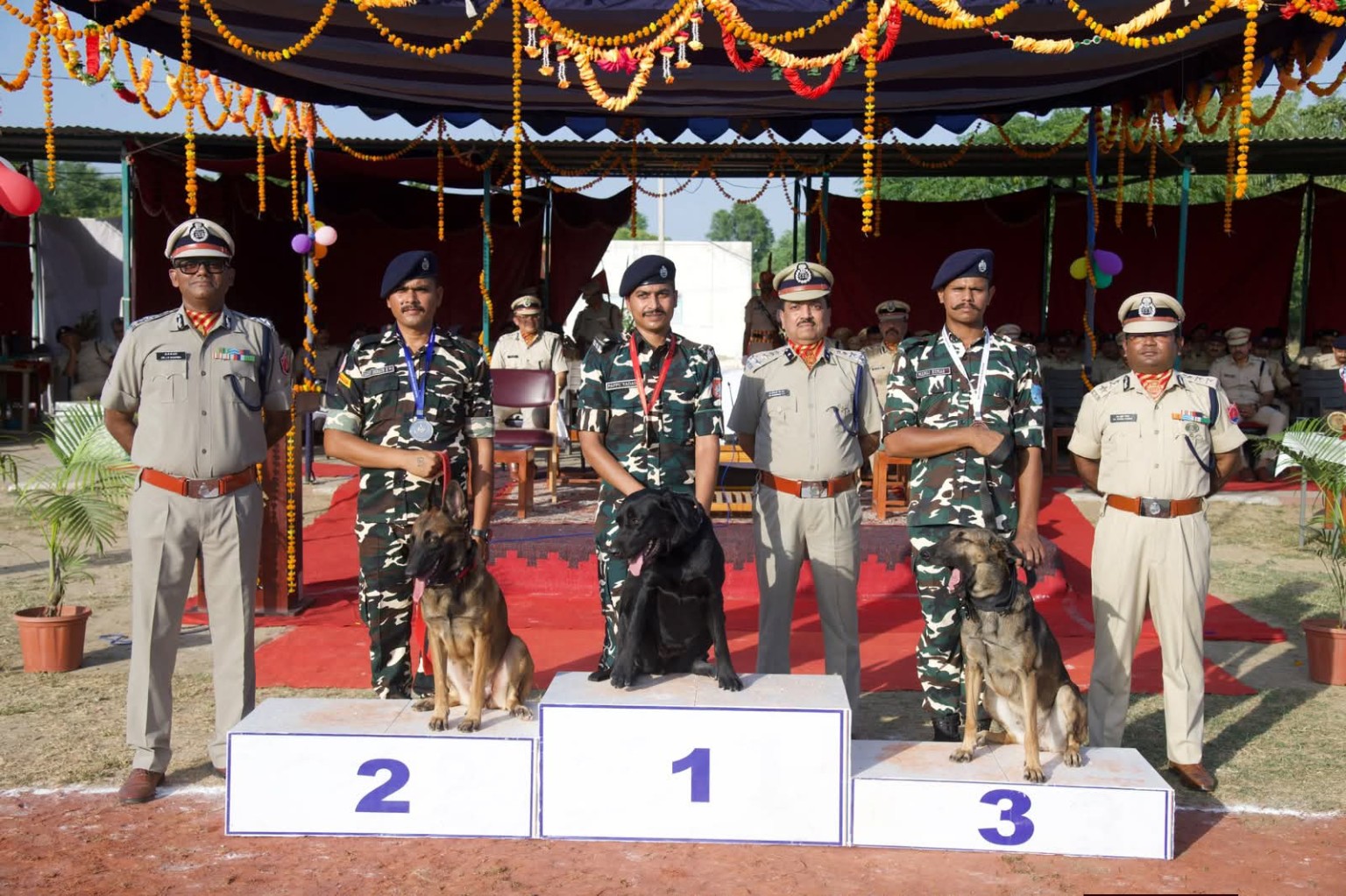 अंतर-सीमांत श्वान प्रतियोगिता-2026 में प्रथम स्थान प्राप्त करने वाले श्वान ‘अन्ना’ के साथ परिचारक एवं अधिकारी।