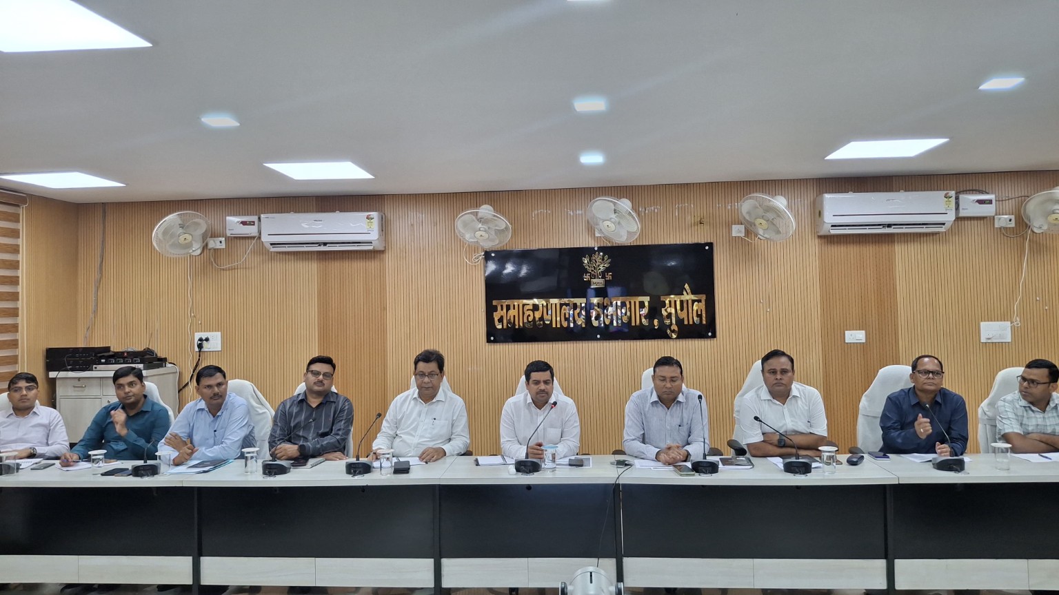 सुपौल में डीएम ने की साप्ताहिक समीक्षा बैठक, लंबित आवेदनों के समयबद्ध निष्पादन का निर्देश