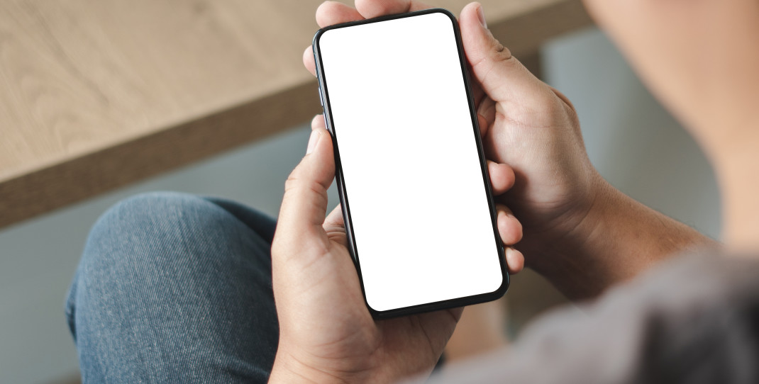 mann med mobiltelefon