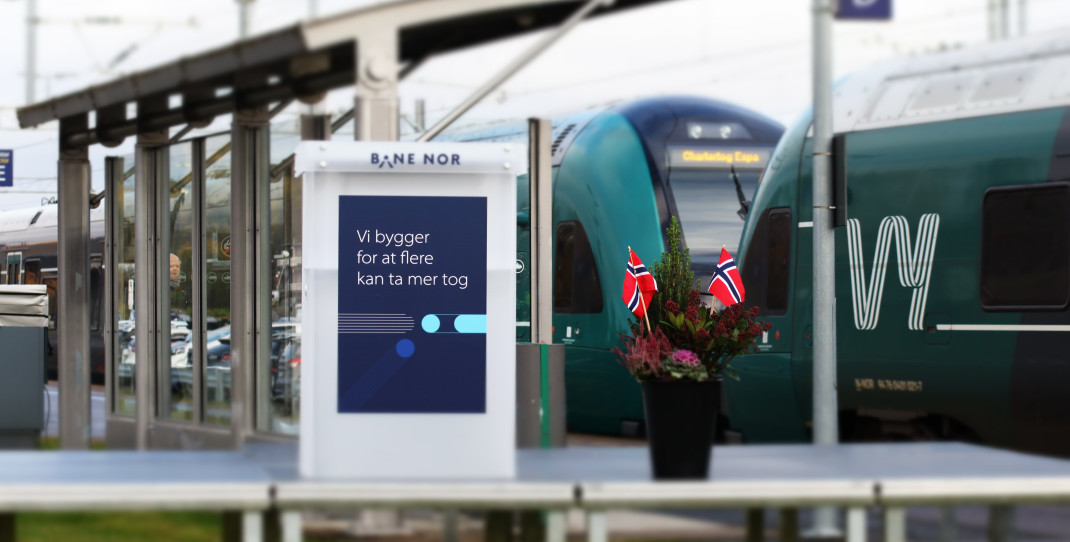 VY tog langs perrongen på Eidsvoll stasjon