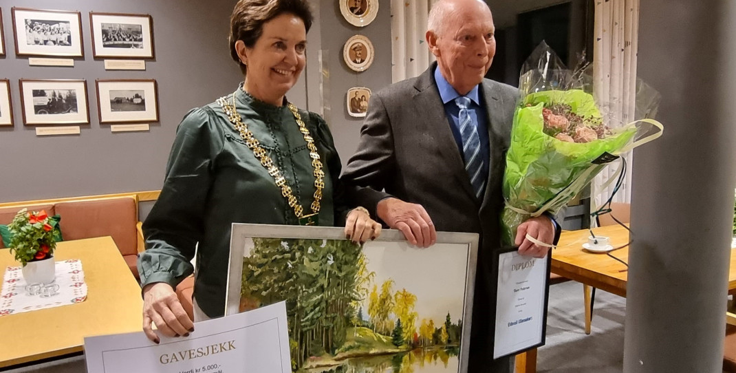 Til venstre: ordfører Nina Kristengård, til høyre: vinner av frivillighetsprisen 2023Thore Pedersen.
