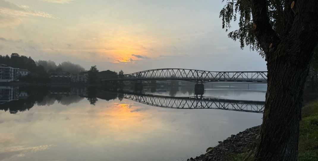 Vorma og brua i Eidsvoll i morgensol og tåke
