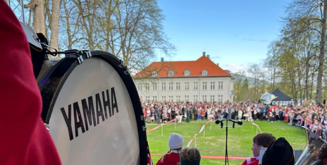 Søndre Eidsvoll skolekorps 17. mai ved Eidsvollsbygningen