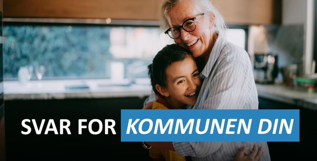 Eldre dama og jente omfavner hverandre.