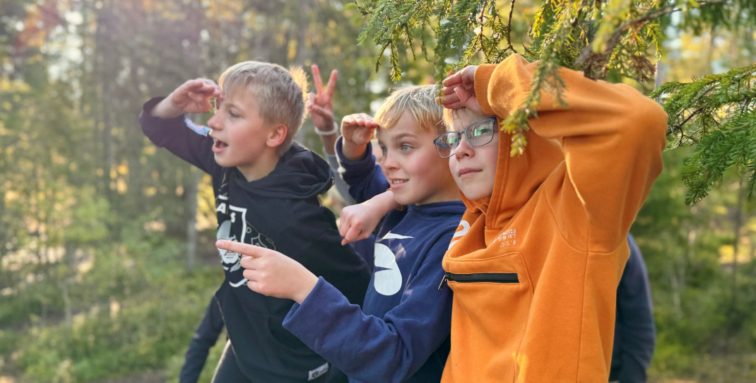 Ungdommer som speider i skogen