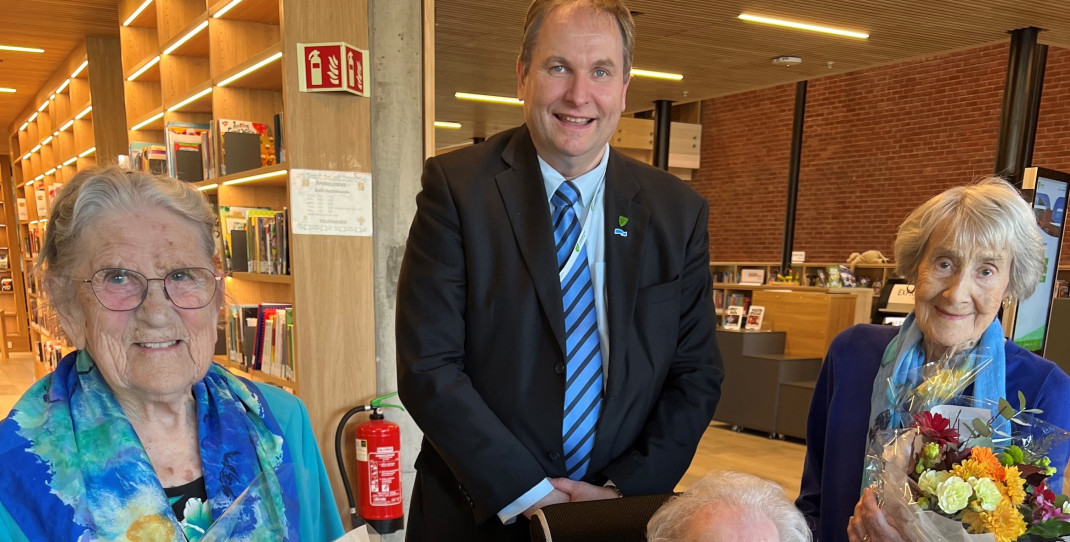 Fra venstre, Elsa Marie Sikveland, Sigrid Syltevik, Sigrid Imanta Kristensen og ordfører Christian Bendz