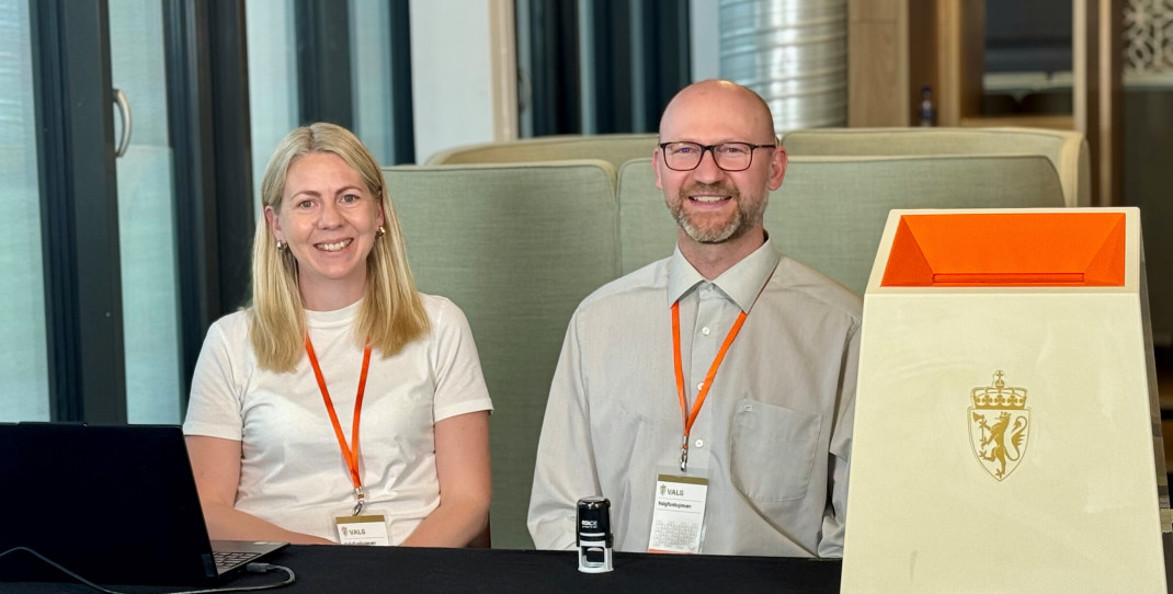 Valgmedarbeidere tar i mot stemmer