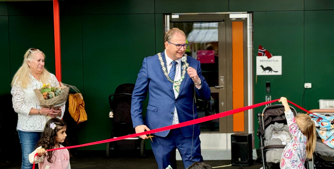 Ordfører Christian Bendz klipper snor for Engelsrud barnehage