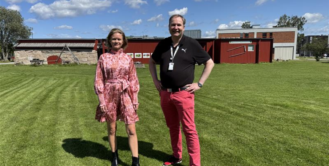 Elisabeth og Christian utenfor bygdemuseet i Nannestad