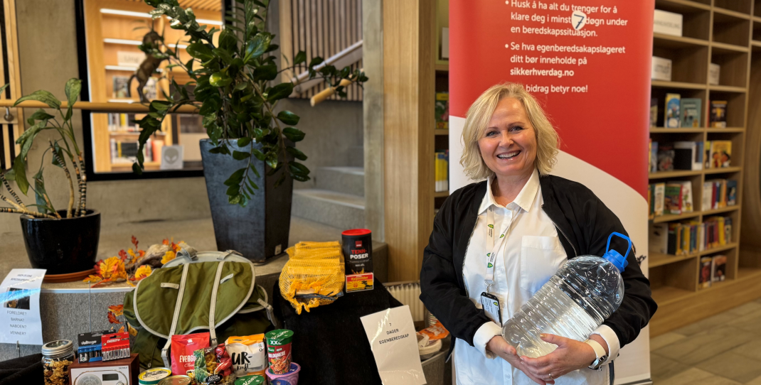 Beredskapsleder Hilde Enger Haugen viser frem beredskapslager