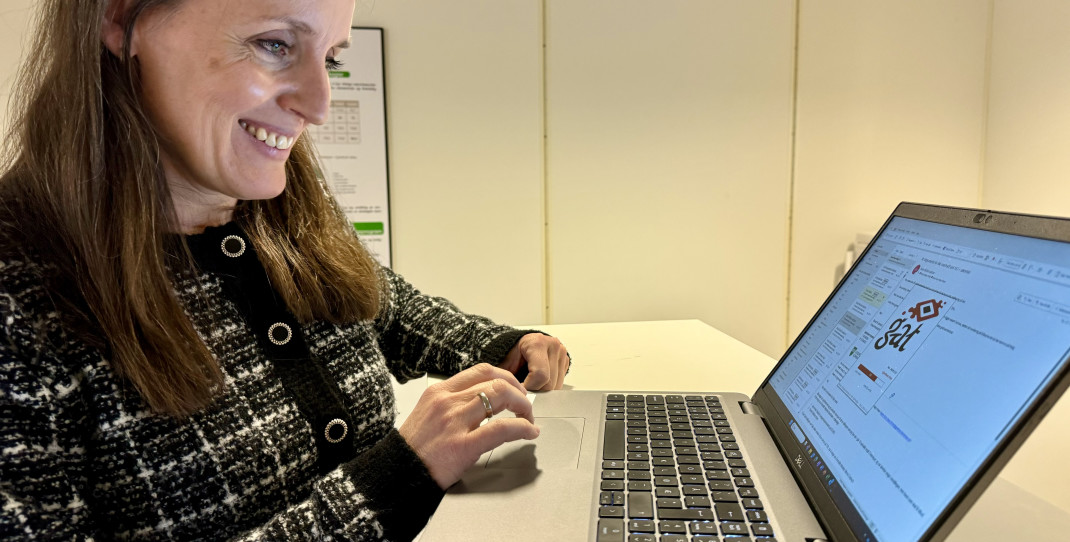 Anne-Guro Høye Strøm med pc