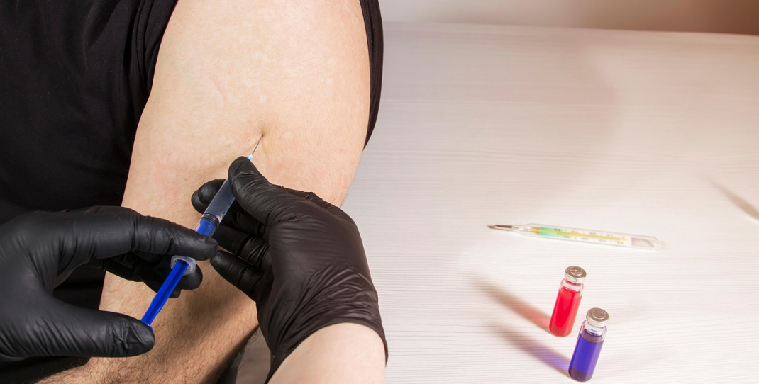 Person får sprøyte i armen