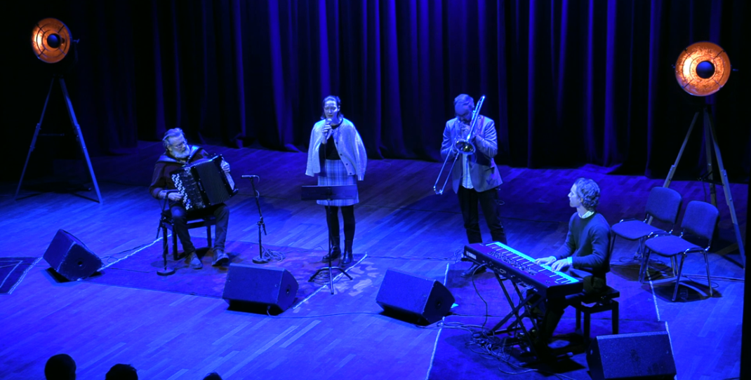 Bilde av film fra scenen i Høyenhall. Artistene Espen Leite, Kari Eskild Havenstrøm, Karl Erik Kaurstad Morthen og Audun Breen