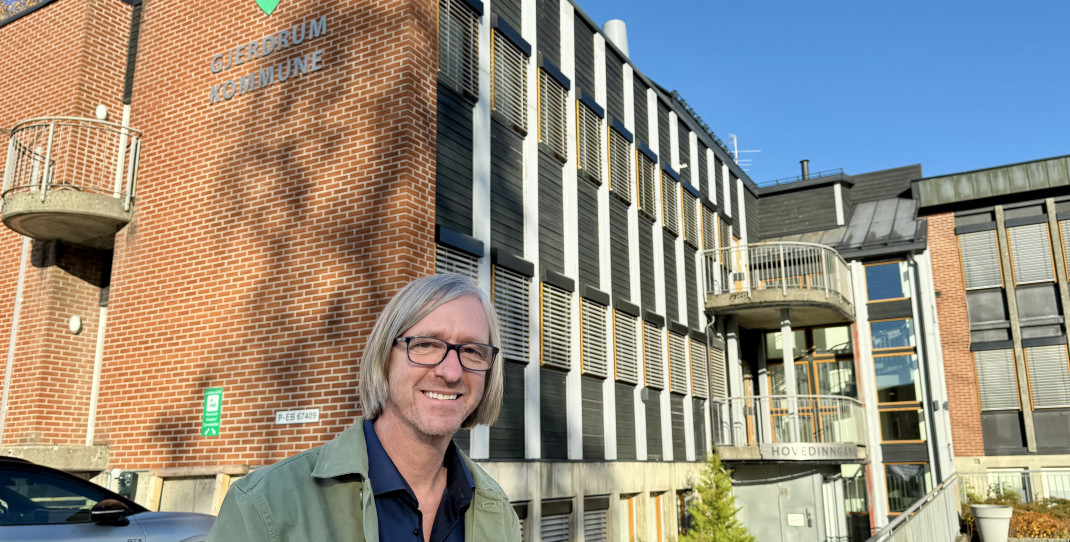 Kommunedirektør Daniel Berg-Hansen foran herredshuset i strålende høstsol