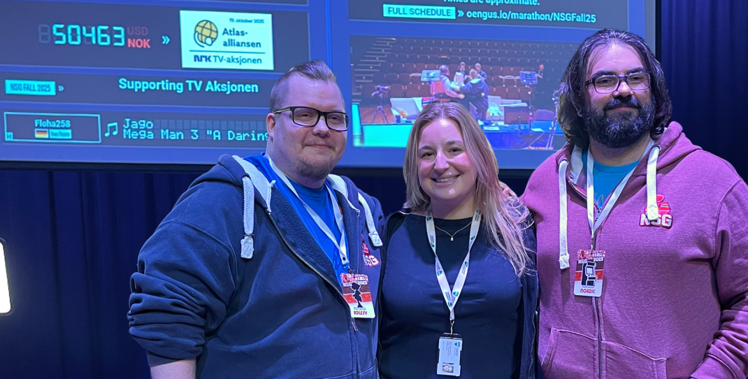 Bilde av to representanter for NSG og ungdomskontakten i Gjerdrum kommune foran bilde av skjermen på kulturhuset der sluttsummen fra innsamlingen, 50463 NOK vises.