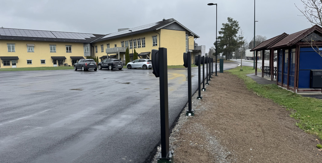 Elbilladere utenfor Helsehuset