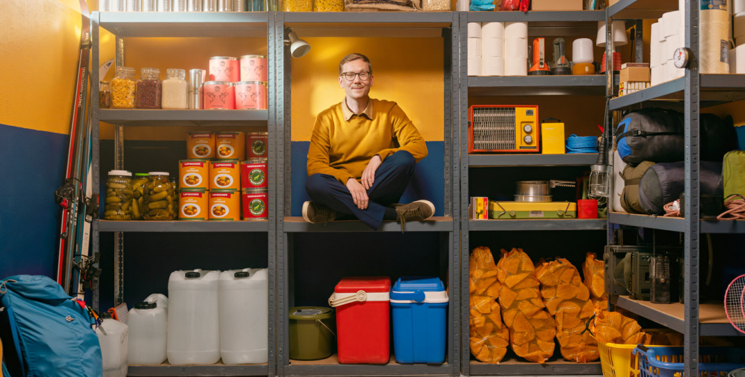 En mann som sitter på en hylle