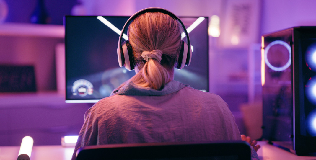 En ung jente som sitter ved en pc