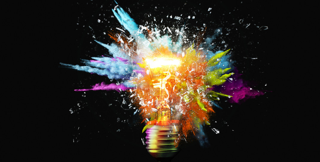 en lyspære som eksploderer med masse forskjellige farger