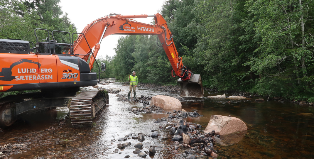 Gravemaskin i elva