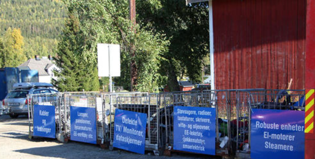 5 sorteringsbur med blå skilt der det står hva slags avfall som skal i hvilket bur
