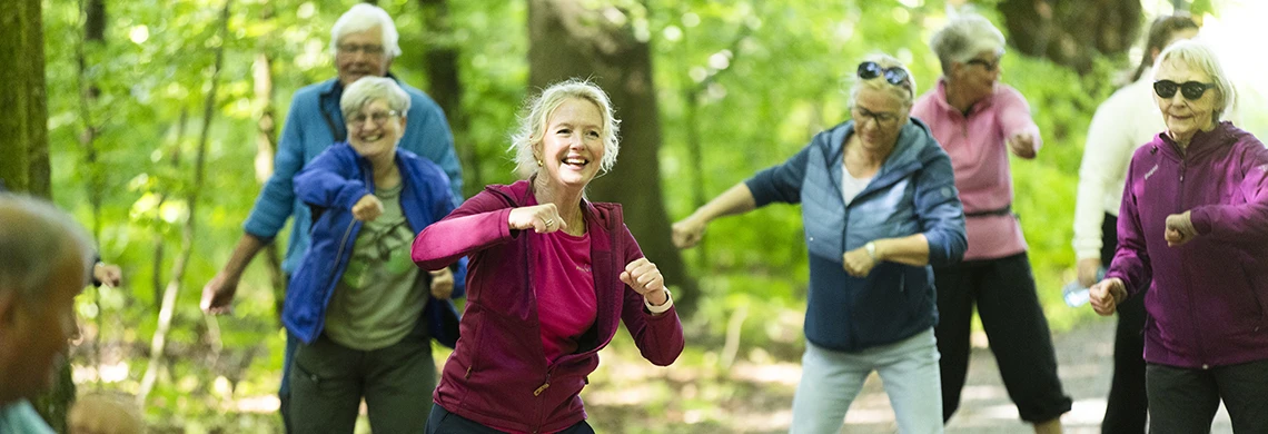 Mennesker som trener i skogen