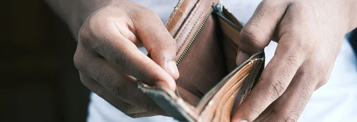 Mann som kikker i en tom lommebok