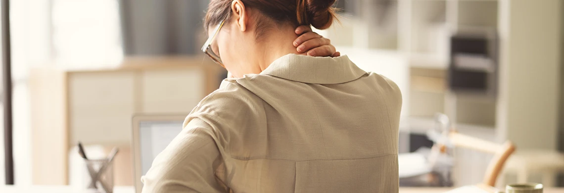 Dame holder seg i nakken