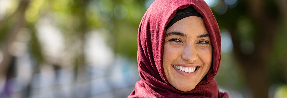 Smilende dame med hijab