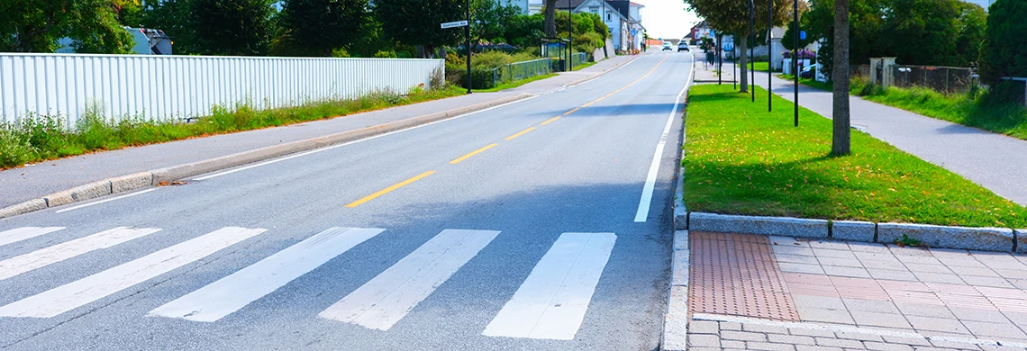Gate med gang- og sykkelvei ved siden av