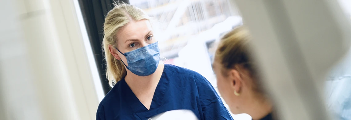 Tannpleier som jobber på en tannklinikk