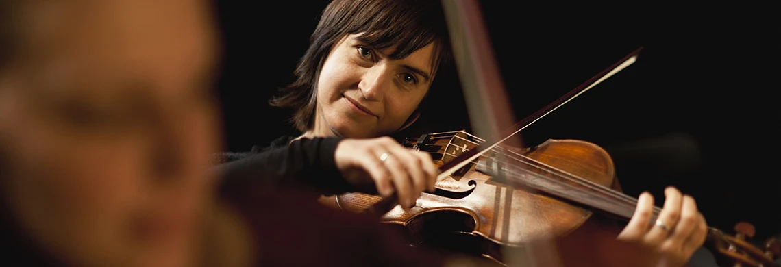 Dame som spiller fiolin