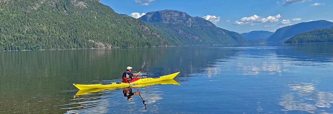 Mann som padler på Telemarkskanalen