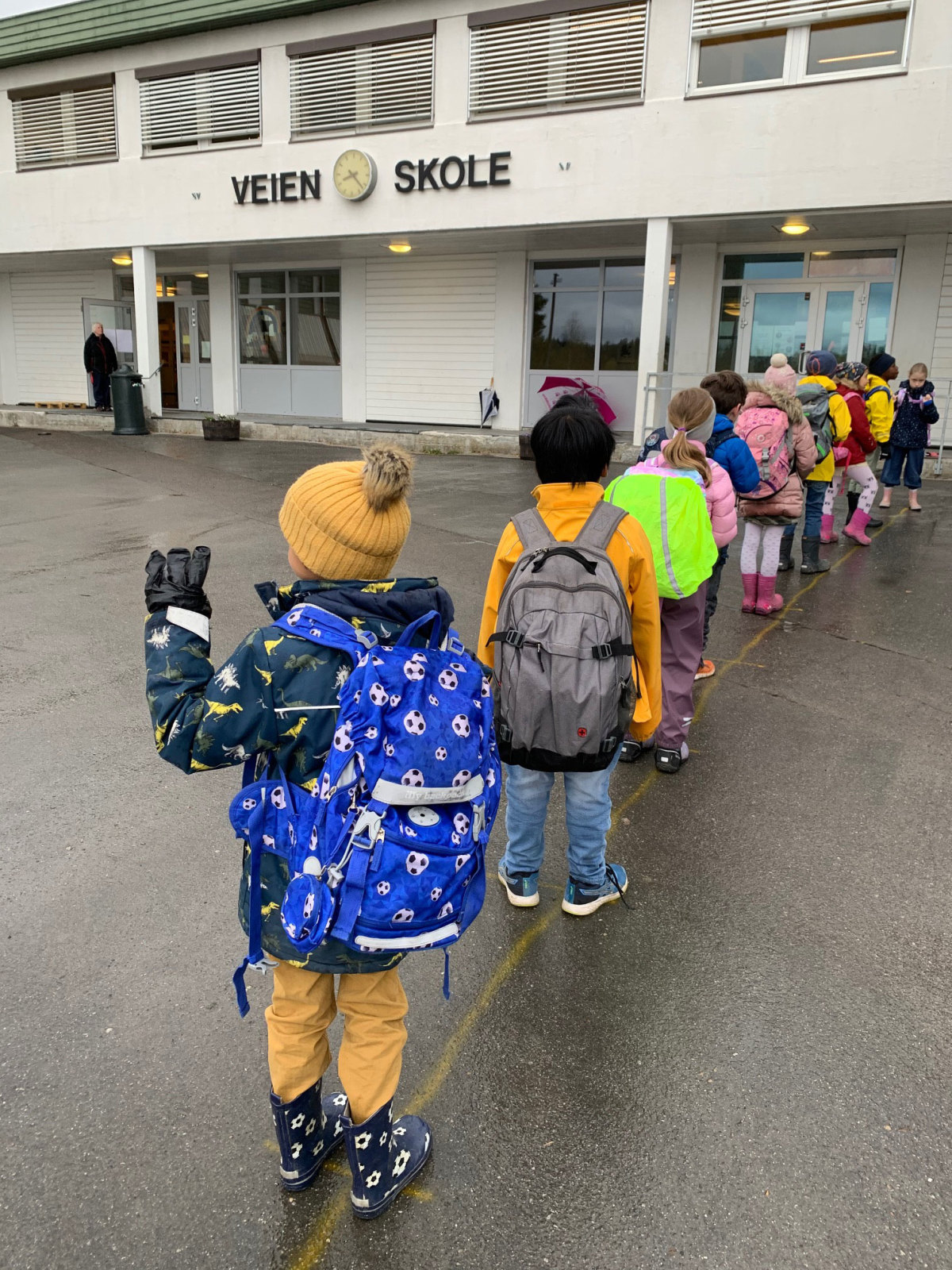 Ringerike kommune - Flagget til topps på Veien skole!