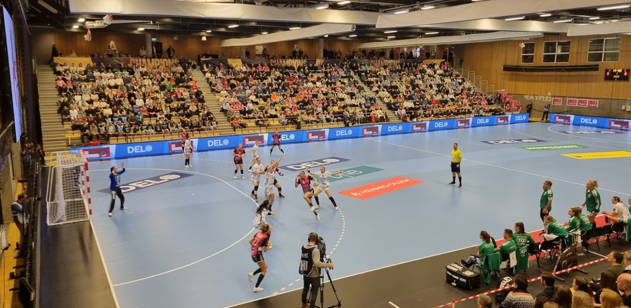Aquarama Hallen () Aquarama Hallen