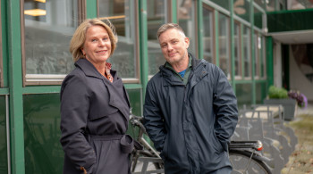 Kommunedirektør Karin Dokken Austvik og kommunalsjef Økonomi Lars Helge Lassa Vedøy. Kommunedirektør Karin Dokken Austvik og kommunalsjef Økonomi Lars Helge Lassa Vedøy.