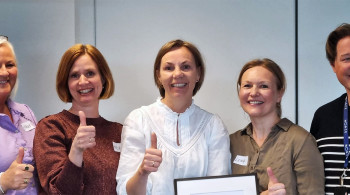 Glade prisvinnere, sammen med mentorene. F.v. Monica Sture (psykolog og mentor for DUÅ i Randaberg kommune), Maria Berdinesssen Kvinge (helsesykepleier), Mette Nevø (avdelingsleder Helsestasjonen), Lena Kvalevåg Bjorland (psykolog Familieenheten) og Bjørn Brunborg (psykolog og mentor for DUÅ i Randaberg kommune).