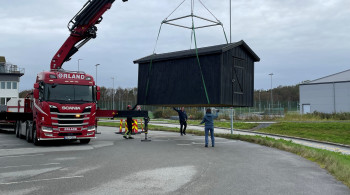 Den nye henteboden ble heist på plass utenfor Randaberg Arena Den nye henteboden ble heist på plass utenfor Randaberg Arena