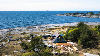 Vistneshyttå ligger vakkert til med utsikt over Vistnestangen og Håsteinsfjorden i vest. (Bildet er tatt i mai, før hytta var ferdig bygd).