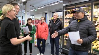 Blant butikkene Jan Runar Eliassen fra Demenskoret besøkte torsdag var Bunnpris-butikken i Randaberg sentrum. Her hilser han på butikklederne Sølvi Nilsen og Leif Birger Goa. Elisabeth Moe (Randaberg kommune), Marion Tur Eliassen (ektefelle), Svein Sørnes (Landsbyforeningen) og Gunvald Gundersen (Landsbydrømmen) deltok også på hilserunden torsdag.