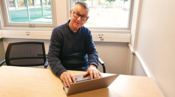 Jan Harestad er ein av lærarane i datakurset på Frivillighetens hus torsdag 27. oktober. Jan Harestad er ein av lærarane i datakurset på Frivillighetens hus torsdag 27. oktober.