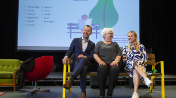 Det kan vere svært triveleg på ein aldersvennleg benk, meiner frå venstre ordførar Jarle Bø, fylkeseldrerådet sin leiar Ranveig Bærheim, og statssekretær Ellen Rønning-Arnesen i Helse- og omsorgsdepartementet. Det kan vere svært triveleg på ein aldersvennleg benk, meiner frå venstre ordførar Jarle Bø, fylkeseldrerådet sin leiar Ranveig Bærheim, og statssekretær Ellen Rønning-Arnesen i Helse- og omsorgsdepartementet.