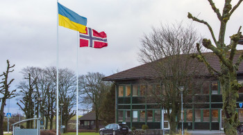 Bilde som viser det norske og det ukrainske flagget ved kommunehuset i Randaberg fredag 24. februar 2023. Bilde som viser det norske og det ukrainske flagget ved kommunehuset i Randaberg fredag 24. februar 2023.