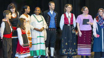 Mangfold i Den grønne landsbyen. Fra Internasjonal festdag i Varen kulturscene i oktober 2019, der blant annet ordfører Jarle Bø deltok, sammen med flotte representanter fra en rekke land (illustrasjonsfoto).