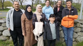 De begynte som landsbyfaddere. Nå er den syriske og norske familien blitt gode venner. Fra venstre Mohammed, Zohour, Fatima, Ane, Kjellaug og Martin. Helt fremme står Karam. Fire av de andre barna var ikke til stede da bildet ble tatt. De begynte som landsbyfaddere. Nå er den syriske og norske familien blitt gode venner. Fra venstre Mohammed, Zohour, Fatima, Ane, Kjellaug og Martin. Helt fremme står Karam. Fire av de andre barna var ikke til stede da bildet ble tatt.
