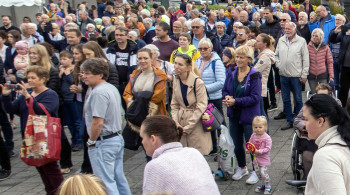 Folketallet i Randaberg er ved årsskiftet 11 671 personer, en vekst på 217 personer siden i fjor. (Illustrasjonsbilde fra Høstmarken på Torget i sentrum).