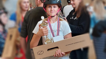 Naimi Eriksson (12) med bronsemedaljen hun fikk under norgesmesterskapet i scooting i september i fjor. Scooting er en ekstremsport som innebærer å bruke sparkesykler for å utføre triks. (Foto: Janne Eriksson).