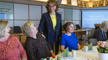 Kommunedirektør Anne Berit Berge Ims hilser på tre damer med lang fartstid i kommunen, og som nå har gått av med pensjon. Fra venstre Marianne Bergesen (Bolig), Sissel Vestøl (NAV Randaberg) og Sissel Austnaberg Bø (NAV Randaberg). Sissel Vestøl er den i denne trioen som har lengst fartstid, 34 år. Kommunedirektør Anne Berit Berge Ims hilser på tre damer med lang fartstid i kommunen, og som nå har gått av med pensjon. Fra venstre Marianne Bergesen (Bolig), Sissel Vestøl (NAV Randaberg) og Sissel Austnaberg Bø (NAV Randaberg). Sissel Vestøl er den i denne trioen som har lengst fartstid, 34 år.